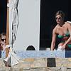 Exclusif - Jennifer Aniston lors de son séjour à Los Cabos (Mexique) avec son fiancé Justin Theroux et leurs amis tels que Courteney Cox, le 30 décembre 2013