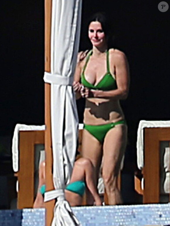 Exclusif - Courteney Cox lors de ses vacances à Los Cabos (Mexique) avec son amie Jennier Aniston le 30 décembre 2013