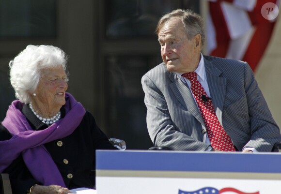 George H.W. Bush et sa femme Barbara Bush à Dallas, le 25 avril 2013.