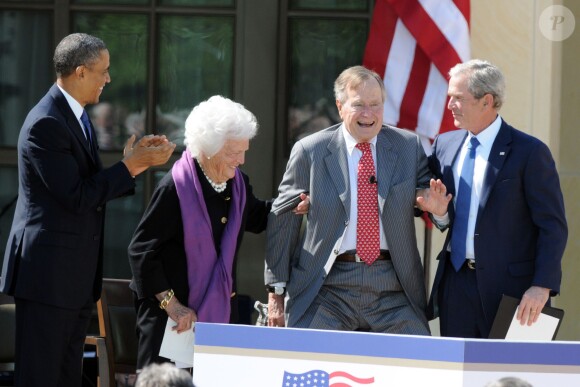 George H. W. Bush avec sa femme Barbara et son fils George W., à Dallas le 25 avril 2013.