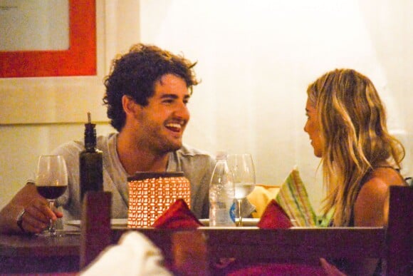 Alexandre Pato et sa compagne Sophia Mattar, le 2 janvier à Trancoso lors d'un dîner en amoureux