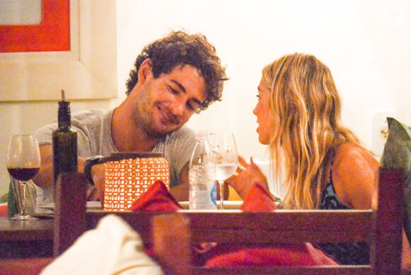 Alexandre Pato et sa compagne Sophia Mattar, le 2 janvier à Trancoso lors d'un dîner en romantique