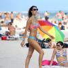 Exclusif - Le mannequin brésilien Júlia Pereira profite d'une après-midi ensoleillée sur une plage de Miami. Le 2 janvier 2014.