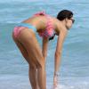 Exclusif - Júlia Pereira profite d'une après-midi ensoleillée sur une plage de Miami. Le 2 janvier 2014.