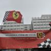 Les fans de Michael Schumacher et de la Scuderia Ferrari s'étaient donné rendez-vous devant le CHU de Grenoble où est hospitalisé le pilote allemand, le 3 janvier 2014, à l'occasion de l'anniversaire de Schumi