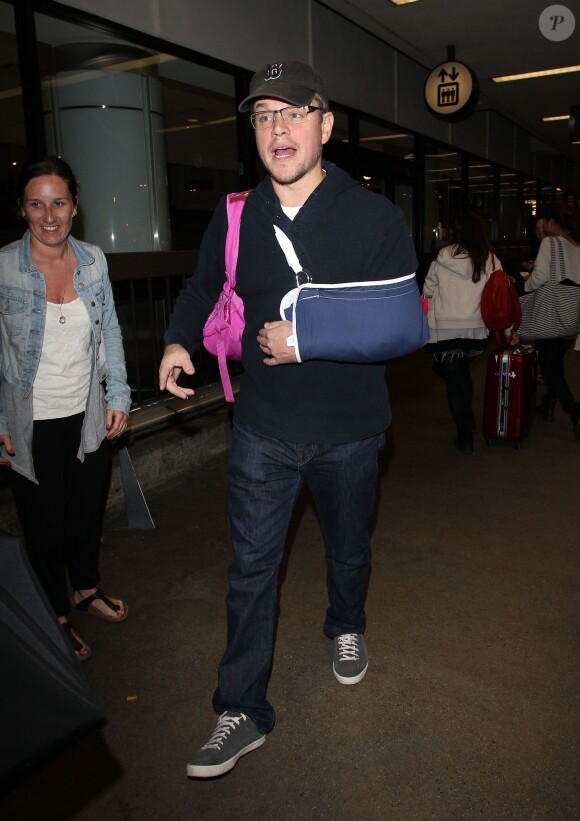 Matt Damon arrive à Los Angeles, blessé au bras, le 4 janvier 2014.