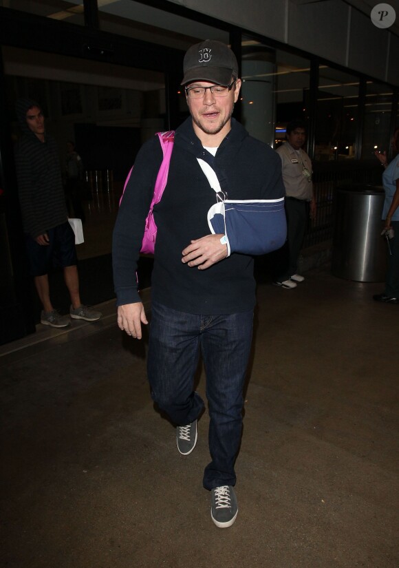 L'acteur Matt Damon arrive à Los Angeles, blessé au bras, le 4 janvier 2014.