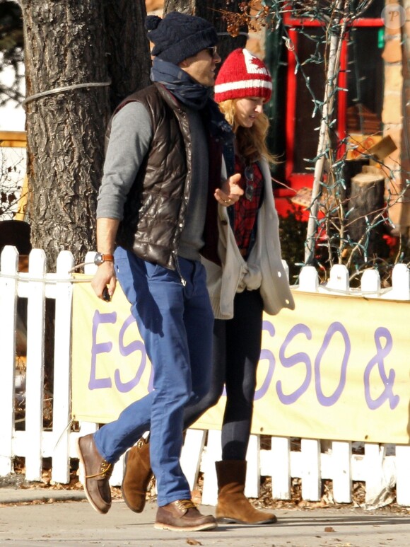 Exclusif - Le couple formé par Ryan Reynolds et sa femme Blake Lively se promenant à Aspen dans le Colorado le 29 décembre 2013