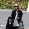 Sarah Michelle Gellar et sa fille Charlotte, à la sortie du cours de danse de la jeune fille, à Los Angeles, le 4 janvier 2014.