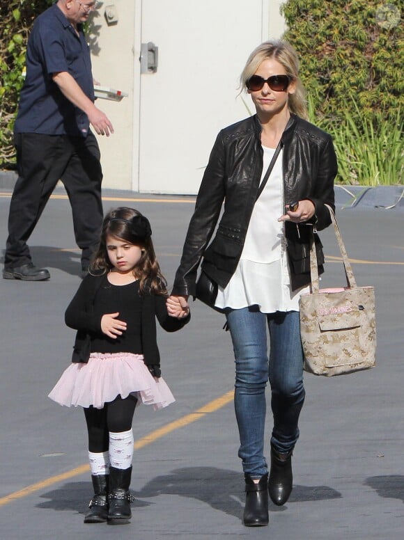 Sarah Michelle Gellar et sa fille Charlotte, à la sortie du cours de danse de la jeune fille, à Los Angeles, le 4 janvier 2014.