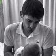 Iker Casillas présente son premier enfant, Martin, quelques jours après sa naissance à Madrid le 3 janvier 2014.