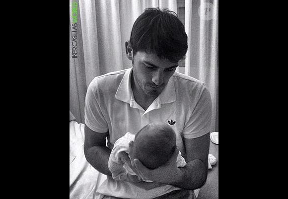 Iker Casillas présente son premier enfant, Martin, quelques jours après sa naissance à Madrid le 3 janvier 2014.