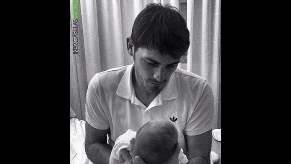 Sara Carbonero maman : Iker Casillas présente le bébé, après l'accouchement