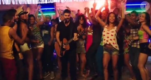 Juanes dans son clip "La Luz" - janvier 2014