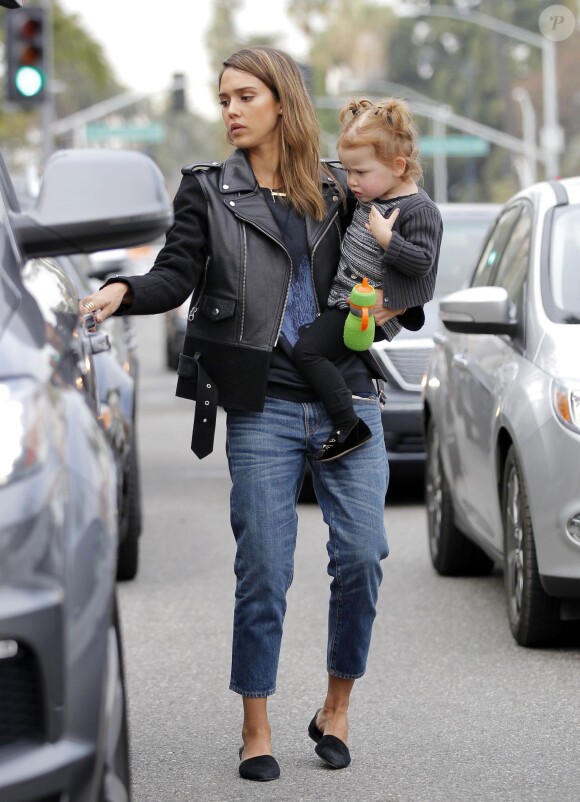 L'actrice de 32 ans Jessica Alba s'accorde une journée avec sa fille Heaven. La belle actrice a été faire des courses à Los Angeles le 7 janvier 2013