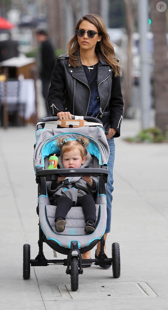 Jessica Alba dans un look rock  s'accorde une journée avec sa fille Heaven. La belle actrice a été faire des courses à Los Angeles le 7 janvier 2013