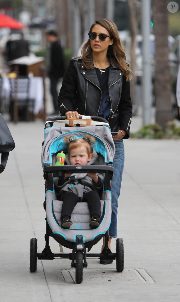 La divine Jessica Alba se promène avec sa fille Haven à Los Angeles le 7 janvier 2014.
