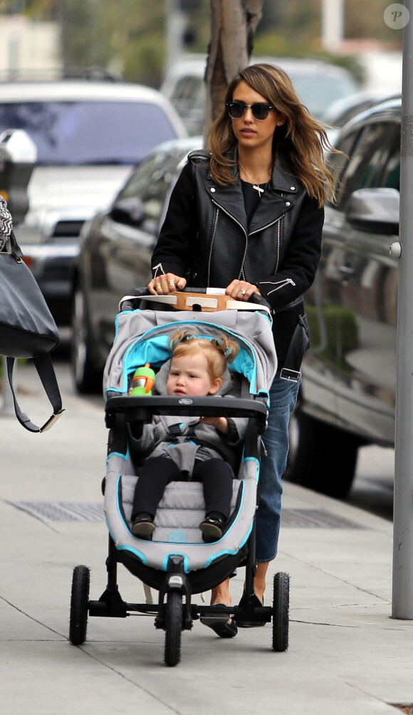 Jessica Alba se promène avec sa fille Haven à Los Angeles le 7 janvier 2014.