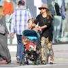Jessica Alba accompagnée de ses deux filles, Honor et Haven, dans les rues de Los Angeles le 5 janvier 2013