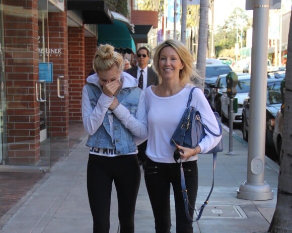 Heather Locklear se promène avec sa fille Ava dans les rues de Beverly Hills, le 6 janvier 2014.