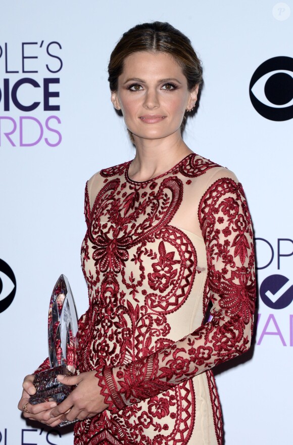 Stana Katic aux People's Choice Awards, Nokia Theatre, Los Angeles, le 9 janvier 2014.