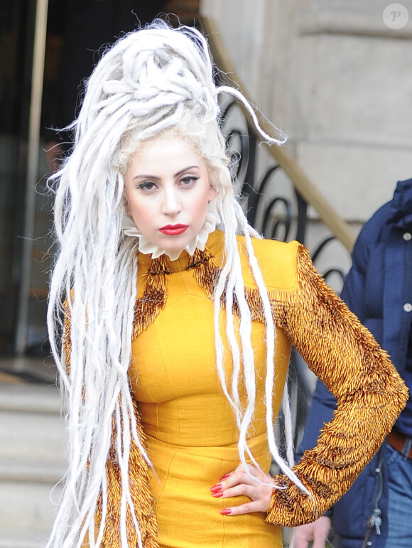 Lady Gaga à la sortie de son hôtel à Londres. Le 9 décembre 2013.