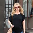 Emily Blunt, enceinte, fait du shopping a West Hollywood, le 7 janvier 2014.