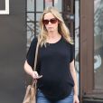 Emily Blunt, enceinte, fait du shopping a West Hollywood, le 7 janvier 2014.