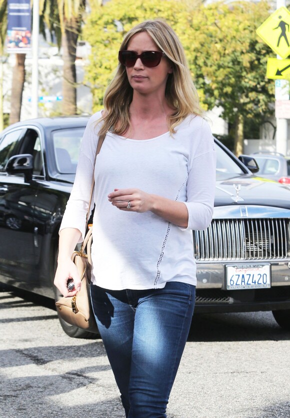 Emily Blunt, enceinte, va faire du shopping avec une amie pour préparer l'arrivée de son bébé à West Hollywood, le 6 janvier 2014.