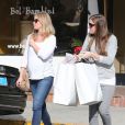 Emily Blunt, enceinte, va faire du shopping avec une amie pour préparer l'arrivée de son bébé à West Hollywood, le 6 janvier 2014.