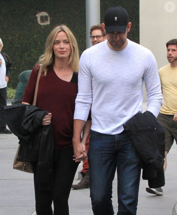 Emily Blunt enceinte et son mari John Krasinski vont au cinéma à Hollywood, le 4 janvier 2014.