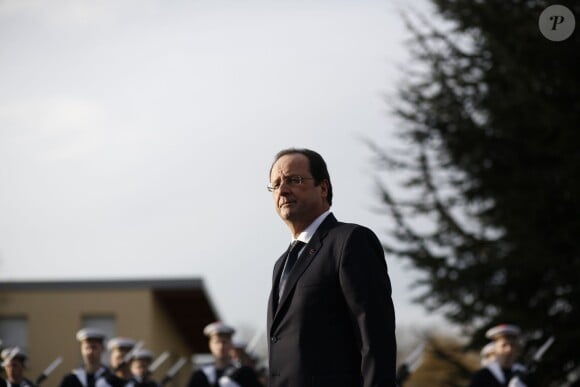Le président François Hollande en visite sur la base aérienne de Creil, le 8 janvier 2014. Ce vendredi 10 janvier, le magazine Closer révèle une idylle supposée entre le locataire de l'Elysée et la comédienne Julie Gayet