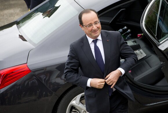 François Hollande sortant de sa voiture officielle lors d'un déplacement dans le Doubs en mai 2013
