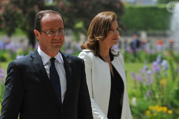 François Hollande et Valerie Trierweiler lors dune cérémonie officielle aux jardins des Tuileries à Paris. En mai 2012