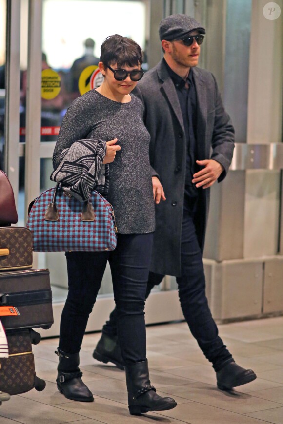 Ginnifer Goodwin (enceinte) et son fiancé Josh Dallas arrive à l'aéroport de Vancouver, le 5 janvier 2014.