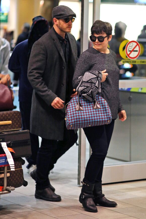 Ginnifer Goodwin (enceinte) et son fiancé Josh Dallas à l'aéroport de Vancouver, le 5 janvier 2014.