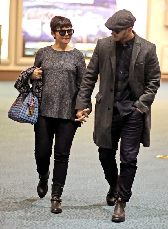 Ginnifer Goodwin (enceinte) en compagnie de son fiancé Josh Dallas à Vancouver, le 5 janvier 2014.