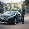 Novak Djokovic prend la pause devant la RSCZ, petit bijou de chez Peugot, dont il est le nouvel ambassadeur, à Nice