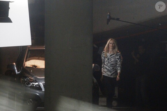 Claudia Schiffer en pleine séance photo dans un parking souterrain de Barcelone. Le 17 décembre 2013.