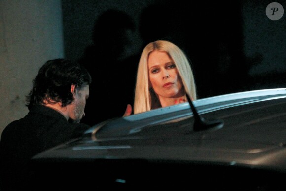 Claudia Schiffer en pleine séance photo dans un parking souterrain de Barcelone. Le 17 décembre 2013.