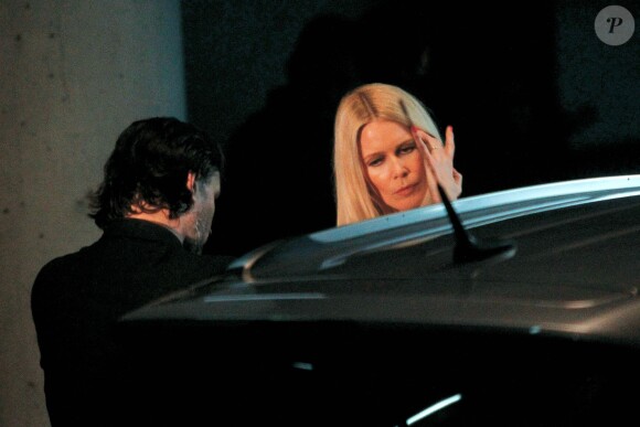 Claudia Schiffer en pleine séance photo dans un parking souterrain de Barcelone. Le 17 décembre 2013.
