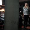 Claudia Schiffer en pleine séance photo dans un parking souterrain de Barcelone. Le 17 décembre 2013.
