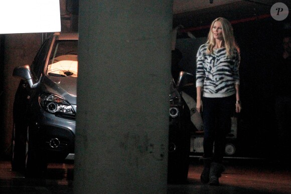 Claudia Schiffer en pleine séance photo dans un parking souterrain de Barcelone. Le 17 décembre 2013.