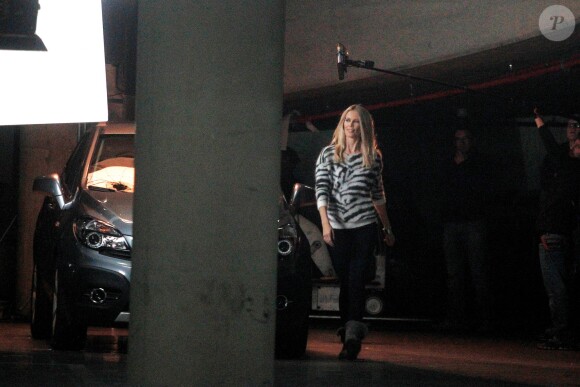 Claudia Schiffer en pleine séance photo dans un parking souterrain de Barcelone. Le 17 décembre 2013.