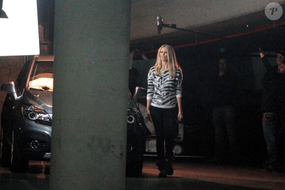 Claudia Schiffer en pleine séance photo dans un parking souterrain de Barcelone. Le 17 décembre 2013.