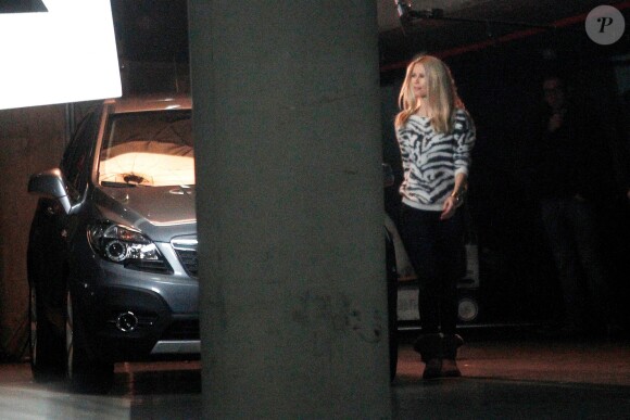 Claudia Schiffer en pleine séance photo dans un parking souterrain de Barcelone. Le 17 décembre 2013.