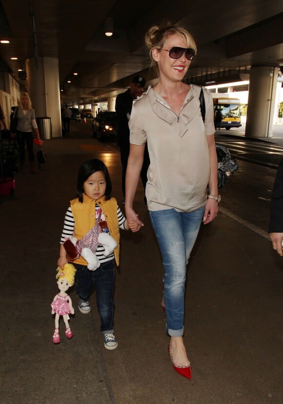 Katherine Heigl et sa fille Naleigh arrivent à l'aéroport LAX de Los Angeles, le 8 janvier 2014.