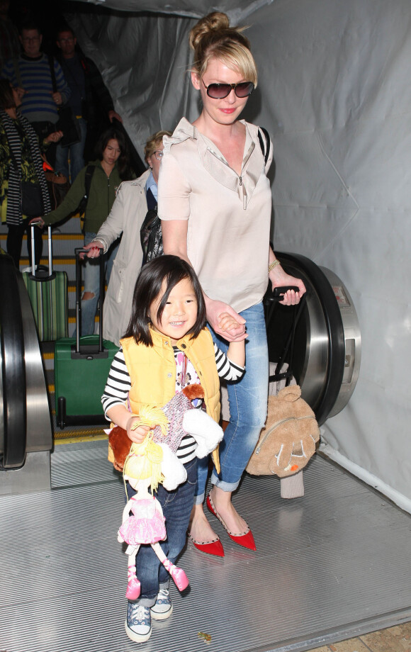 L'actrice Katherine Heigl et sa fille Naleigh arrivent à l'aéroport LAX de Los Angeles, le 8 janvier 2014.