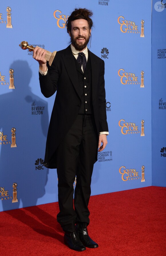 Alex Ebert et son prix pour la musique du film All is Lost, lors des Golden Globes à Los Angeles le 12 janvier 2014