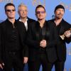 Larry Mullen Jr., Bono, Adam Clayton et The Edge de U2 avec leur prix pour la meilleure chanson (Ordinary Love) lors des Golden Globes à Los Angeles le 12 janvier 2014